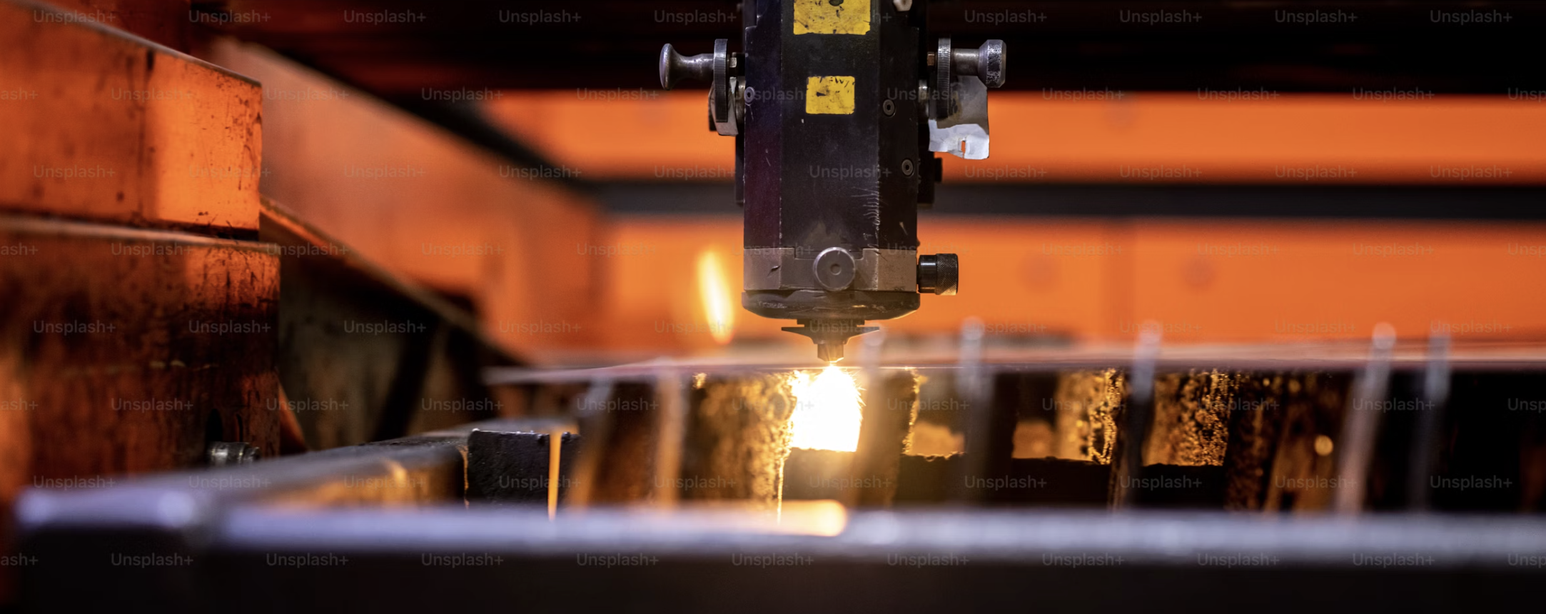 Maquina de corte a laser em operacao