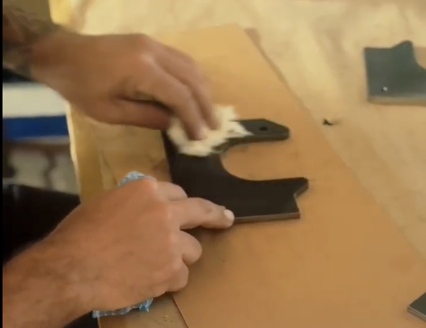 Acabamento manual de peca produzida